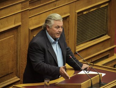 Θ. Παπαχριστόπουλος: «Πήγα και έκανα μπάνιο στη Βούλα - Δεν είδα καμία πετρελαιοκηλίδα»
